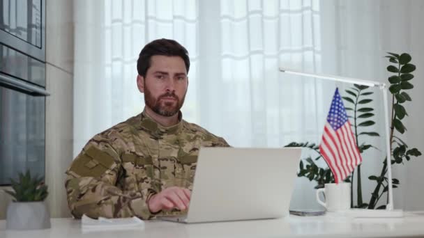 Portret Żołnierza Służącego Siłach Zbrojnych Siedzącego Przy Stole Flagą Usa — Wideo stockowe