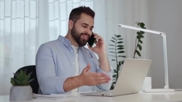 Homem Caucasiano Confiante Gesticulando Olhando Para Tela Portátil Home Office — Vídeo de Stock
