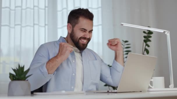 Homem Caucasiano Alegre Gritando Uau Porque Vendo Notícias Positivas Laptop — Vídeo de Stock