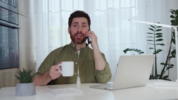 Kaukasischer Arbeiter Sitzt Schreibtisch Und Telefoniert Der Pause Positiver Mann — Stockvideo