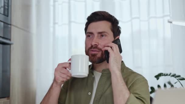 Schöner Mann Mit Kurzen Dunklen Haaren Der Kaffee Trinkt Während — Stockvideo