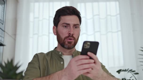 Sakallı Adam Modern Akıllı Telefondan Yapılan Iyi Haber Anonsunda Büyük — Stok video