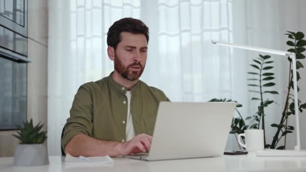 Vermoeide Kaukasische Freelancer Casual Dragen Werken Met Draadloze Laptop Het — Stockvideo