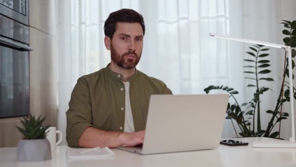 Homem Confiante Com Penteado Elegante Usando Laptop Moderno Sorrindo Para — Vídeo de Stock