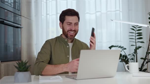 Vrolijke Blanke Man Beantwoord Inkomende Mobiele Telefoon Tijdens Het Werken — Stockvideo