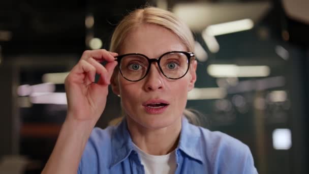 Erstaunte Frau Lässigem Outfit Die Arbeitsplatz Etwas Unglaubliches Auf Dem — Stockvideo