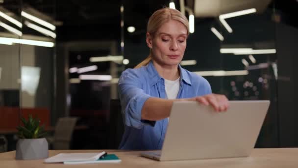 Retrato Mulher Caucasiana Alegre Abrindo Laptop Portátil Enquanto Sentado Uma — Vídeo de Stock