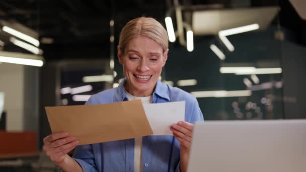 Szczęśliwa Blondynka Bizneswoman Otrzymująca List Uśmiechnięta Siedząc Przy Biurku Laptopem — Wideo stockowe