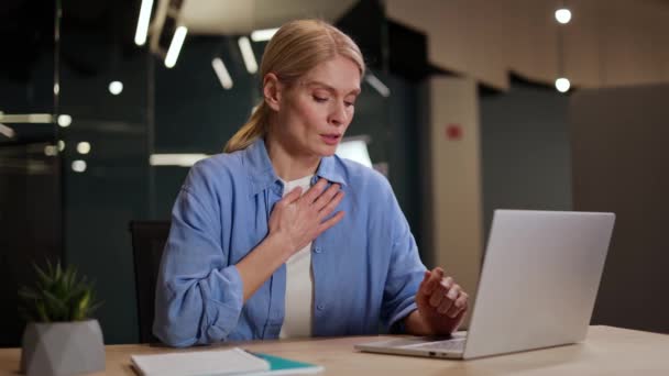 Retrato Mujer Freelancer Con Ataque Pánico Durante Proceso Trabajo Espacio — Vídeos de Stock