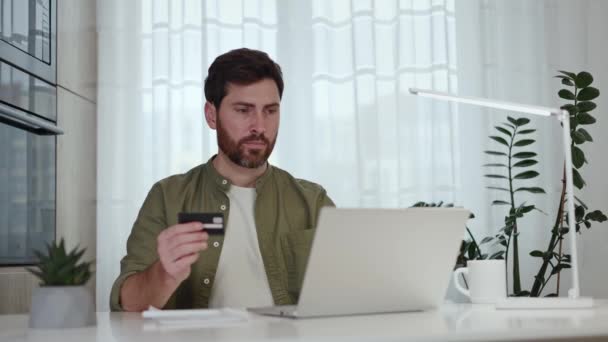 Männliche Freiberufler Freizeitkleidung Mit Bankkarte Während Sie Online Bestellungen Home — Stockvideo