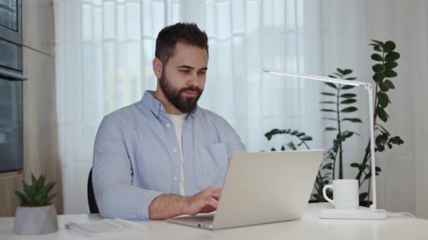 Retrato Freelancer Masculino Positivo Digitando Plano Negócios Pessoal Laptop Moderno — Vídeo de Stock
