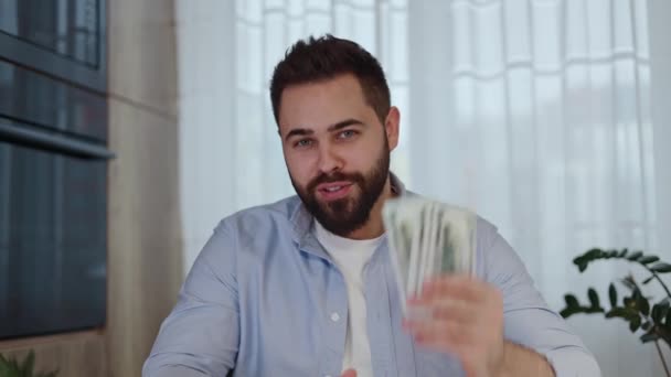Portrait Homme Riche Confiant Tenant Une Liasse Argent Liquide Parlant — Video