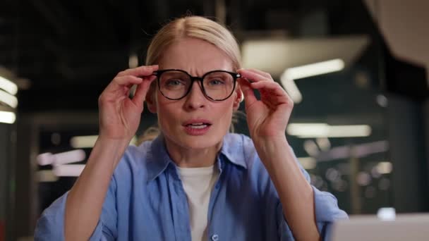 Blondynka Zakładająca Okulary Patrząca Ekran Komputera Zaskoczeniem Siedząc Przestrzeni Współpracownika — Wideo stockowe