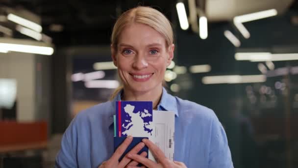 Zbliżenie Zadowolonej Kobiety Trzymającej Bilety Lotnicze Uśmiechającej Się Wyobrażając Sobie — Wideo stockowe
