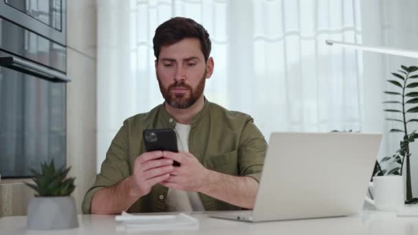 Trabalhador Masculino Perturbado Sentindo Desapontado Com Mau Desempenho Smartphone Pessoal — Vídeo de Stock
