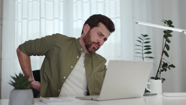 Fatigued Freelancer Memijat Kembali Karena Sakit Parah Saat Menggunakan Laptop — Stok Video