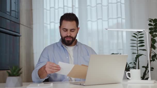Homem Barbudo Chocado Abrindo Envelope Olhando Para Letra Enquanto Diz — Vídeo de Stock
