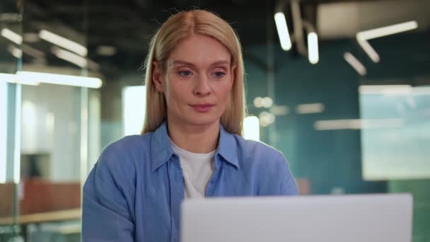 Portret Białej Kobiety Siedzącej Przy Laptopie Biurze Poddaszu Patrzącej Kamerę — Wideo stockowe