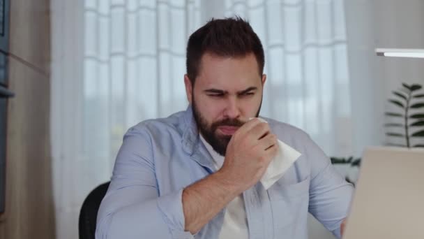 Portret Wyczerpanego Mężczyzny Wycierającego Nos Papierową Serwetką Patrząc Ekran Komputera — Wideo stockowe
