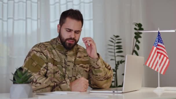 Amerykański Weteran Pracujący Laptopie Siedzący Przy Stole Flagą Narodową Cierpiący — Wideo stockowe