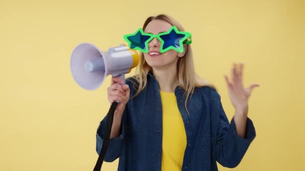 Cheerful Woman Large Stars Glasses Talking Loudspeaker Gesturing Hands Excited — Stock Video