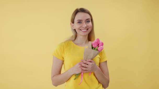 Selbstbewusste Frau Mit Rosa Tulpenstrauß Und Lächeln Während Sie Studio — Stockvideo