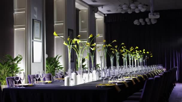 Τραπεζαρία Εστιατόριο Εξαίσια Εσωτερική Διακόσμηση Σερβίρεται Τραπέζι Και Σύγχρονη Floral — Αρχείο Βίντεο