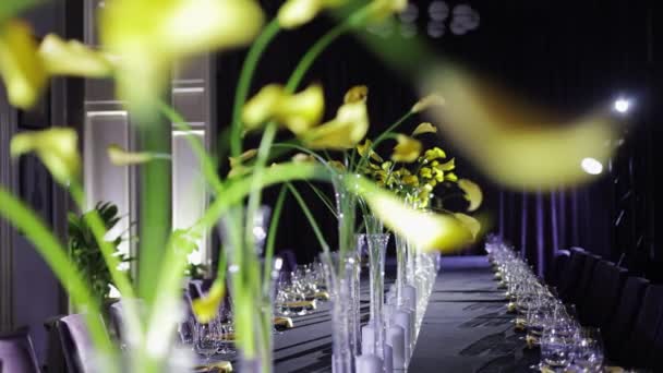 Lys Calla Jaunes Debout Dans Grands Vases Verriers Milieu Table — Video