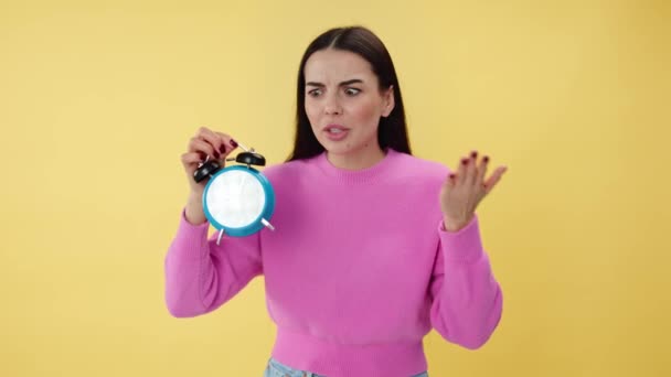 Niezadowolona Kobieta Trzymająca Zegar Gestykulująca Wyrażając Rozczarowanie Złym Zarządzaniem Czasem — Wideo stockowe