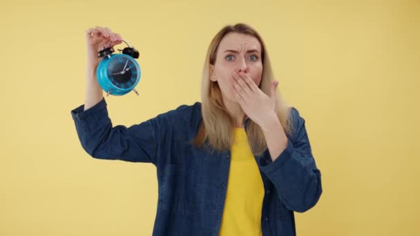 Mujer Emocional Con Camisa Azul Apuntando Reloj Con Expresión Facial — Vídeos de Stock