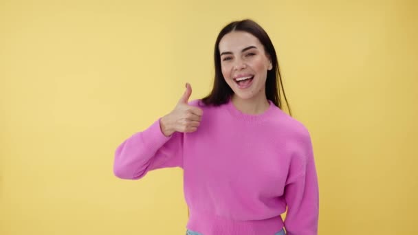 Charmerende Brunette Kvinde Med Positivt Smil Viser Tommelfinger Gestus Mens – Stock-video