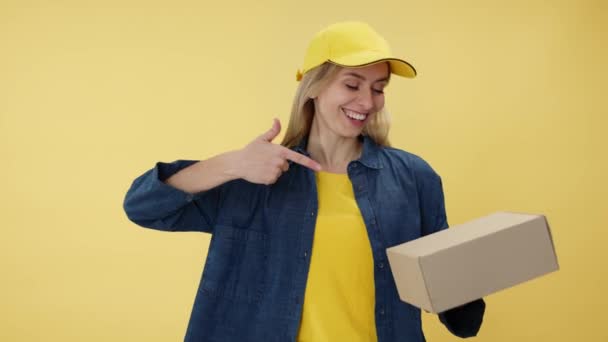 Χαρούμενη Γυναίκα Στο Καπέλο Του Μπέιζμπολ Κρατώντας Κουτί Και Δείχνοντας — Αρχείο Βίντεο