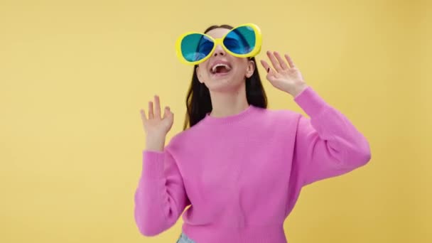 Креативна Жінка Рожевому Светрі Сміється Розважається Одягаючи Смішні Великі Окуляри — стокове відео