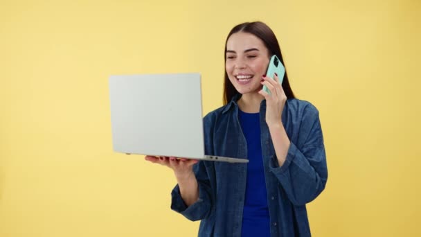 Kot Gömlekli Hoş Bir Bayan Cep Telefonuyla Konuşuyor Stüdyoda Dururken — Stok video