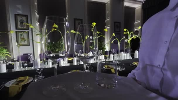 Pelayan Profesional Berbaju Putih Membawa Nampan Dengan Dua Gelas Anggur — Stok Video