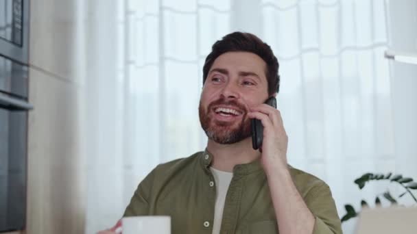 Retrato Hombre Caucásico Sonriente Sentado Sala Estar Conversando Por Teléfono — Vídeo de stock
