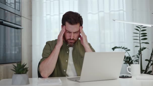 Běloch Zažívá Náhlou Bolest Hlavy Dotýká Spánků Při Použití Osobního — Stock video