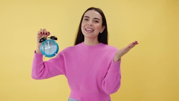Mujer Joven Enérgica Apuntando Reloj Hablando Activamente Mientras Gesticulaba Con — Vídeos de Stock
