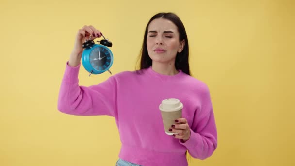 Nieszczęśliwa Kobieta Różowym Swetrze Trzymająca Zegar Dłoni Patrząca Czas Pijąc — Wideo stockowe