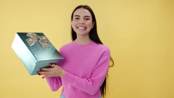 Femmina Abiti Rosa Contenente Shinning Confezione Regalo Con Fiocco Sorridente — Video Stock