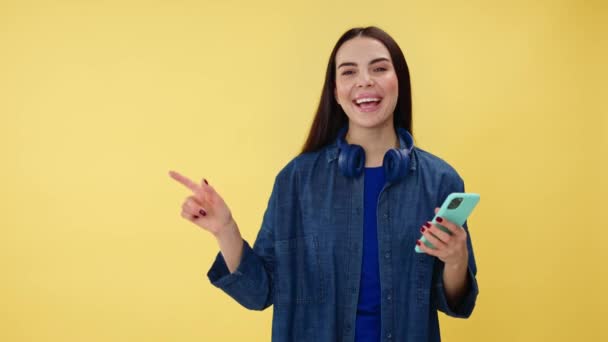 Portrét Půvabné Ženy Držící Moderní Smartphone Ukazující Ukazováčkem Prázdné Místo — Stock video