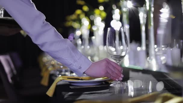 Seitenansicht Einer Nicht Wiederzuerkennenden Kellnerin Die Gläser Für Getränke Vor — Stockvideo