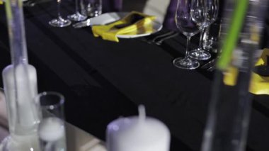 Meçhul insanlar karaciğer ezmesini dilimlenmiş buğday ekmeği ve böğürtlen sosuyla servis masasına koyuyorlar. Restoran işçisi özel etkinlik için soğuk aperatiflerle yemek hazırlamaya başladı..