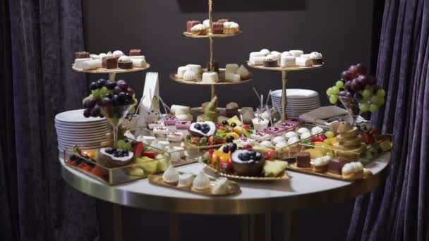 Propagation Somptueuse Desserts Variés Disposés Sur Une Table Ronde Élégante — Video