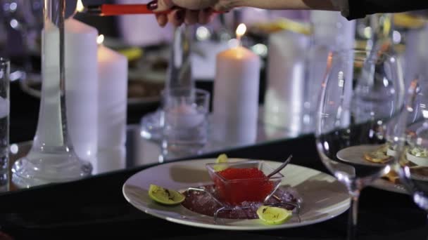 Plat Blanc Contenant Des Tranches Citron Servi Avec Caviar Rouge — Video