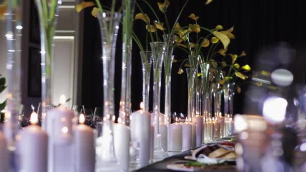 Cadre Table Élégamment Arrangé Pour Événement Célébration Plusieurs Grands Vases — Video
