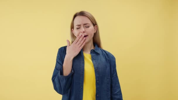 Znudzona Kobieta Luźnej Odzieży Nie Może Przestać Ziewać Zakrywać Ust — Wideo stockowe