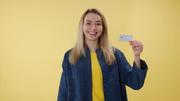 Retrato Una Mujer Sonriente Sosteniendo Mirando Tarjeta Crédito Plástico Interior — Vídeos de Stock