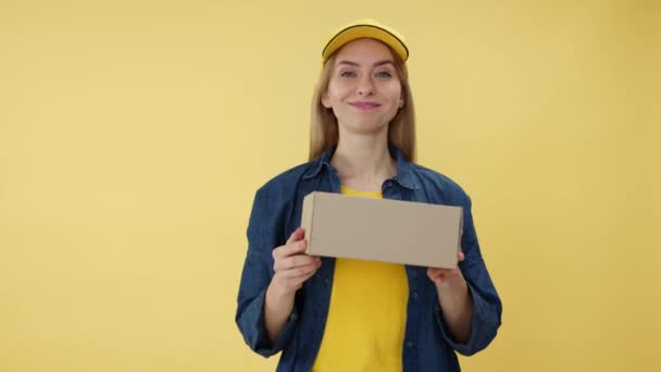 Kurir Wanita Profesional Dengan Topi Dan Jaket Jins Memegang Kotak — Stok Video
