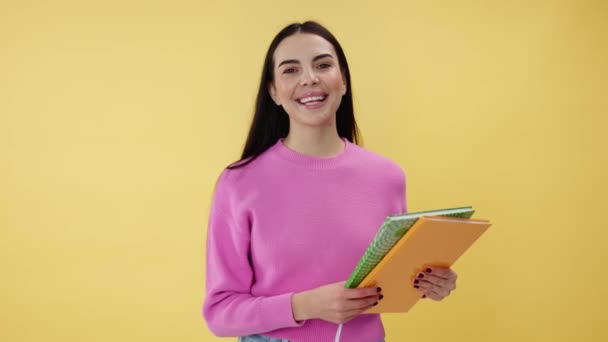 Mujer Positiva Primer Año Traje Fresco Mostrando Libros Sonriendo Mientras — Vídeo de stock